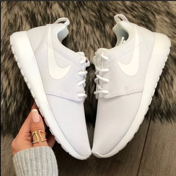 NWT Nike Roshe one triple white - Picture 4 of 8